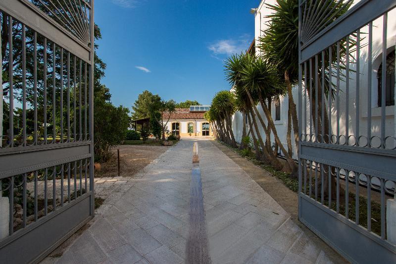 Tenuta Del Barco Winerestaurant And Hospitality Pulsano Exterior photo